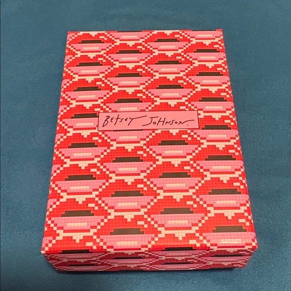 Betsey Johnson Pink Lip Keychain with Gold Heart - Picture 4 of 5